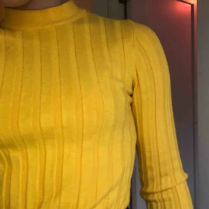  - Fin gul tröja med lite krage. Använd fåtal gånger!