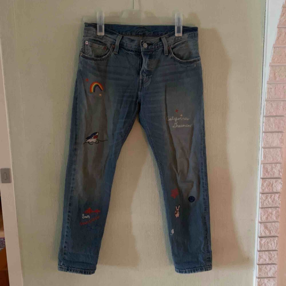 Unika Levis byxor med coola sydda tryck. Vet ej storlek men passar nog en S kanske M. Frakt med spårbar ingår i priset. . Jeans & Byxor.