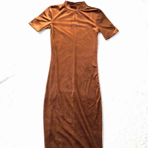  - Aldrig använt pga jag är för kort så klänningen känns på gränsen för lång för mig. Kan hämtas eller skickas via post emot porto