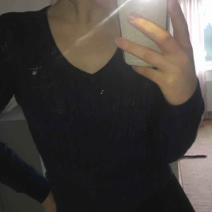  - Marinblå stickad tröja från Gant, V-ringad. Ganska väl använd så där av priset. Hel och i fint skick trots att jag haft den en del. Härlig stretch och färg❤️
