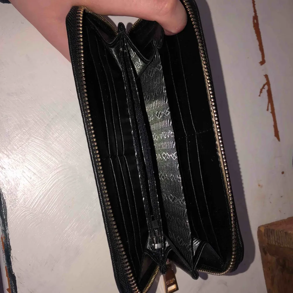 En fake PRADA plånbok, aldrig använd! . Accessoarer.