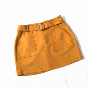  - Kjol som är i strl S men jag menar det är xs :) tyvärr aldrig använt. Kan hämtas i vasastan/solna eller skickas med post emot att köparen betalar porto 