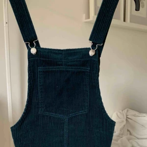  - Oanvänd hängselklänning från Mango i grönt stuk