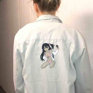 Oversized mjuk skjorta med trendigt anime tryck🤩 Så najs att spica upp en outfit med🖤 handmålad💐