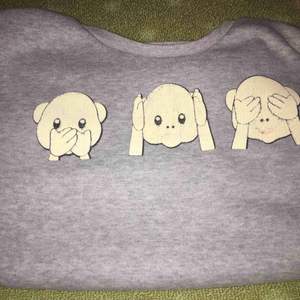 En sjukt snygg tröja med emojisarna 🙊🙉🙈, köpt på nätet för 200kr, sparsamt använt och inga fläckar eller hål