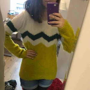  - Jättefluffig långärmad tröja i storlek 170/S. Om ingen köper den gör jag om den till en kudde 😂