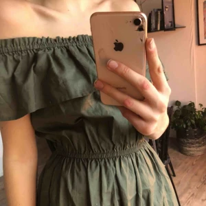  - Jättefin klänning framför allt senare till sommaren!! Helt oanvänd🥺 säljs pga garderobsrensning❤️