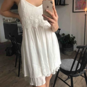  - Verkligen en av det finaste klänningar jag har. Hur fin som helst, bara använd en gång och perfekt till studenten!❤️ Köpt på pondus, märket Rut & circle Säljer pga garderobsrensning, skriv för mer bilder❤️