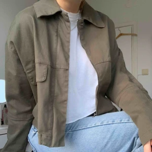  - Snygg militär grön sommar jacka från Zara. Bra skick, finns inte att köpa längre 🤍Möts helst i Stockholm, annars står du för frakten