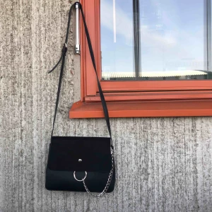  - Svart handväska med snygg kedjedetalj ifrån NLY ACCESSORIES  3 (!!!!) stora fack  Kan mötas upp i stockholm