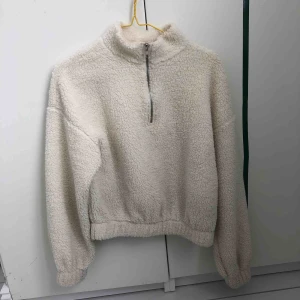  - En ”Teddy” tröja från gina tricot i en vit/beige färg. Den har inte använts så många gånger och har fortfarande bra kvalitet