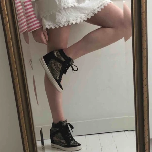  - Skit snygga skor till salu från guess! Använda 1-2 gånger och är i riktigt bra skick💓💓 Original pris ca 900! Säljer pga att de är för små, då dom är i storleken 36 (skulle även säga att det passar storleken 37) SKRIV OM NI ÄR INTRESSERADE🤩🤩🤩💓