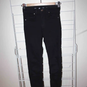  - Svarta higher superflex jeans från BIKBOK. Storlek XS/31. Endast använd en gång.   Frakt 59kr