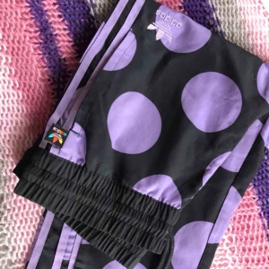  - PHARRELL WILLIAMS x ADIDAS As balla adidas brallor med stora, lila cirklar på. Väldigt fint skick. Frakt tillkommer (vid köp av 2 eller fler plagg står jag för frakten)!