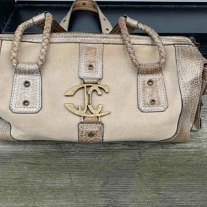  - Snygg vintage-väska från just cavalli. Väskan kostar ca 5000kr i ursprungspris. Köpt på vintage. Fläckar i som inte syns på utsidan