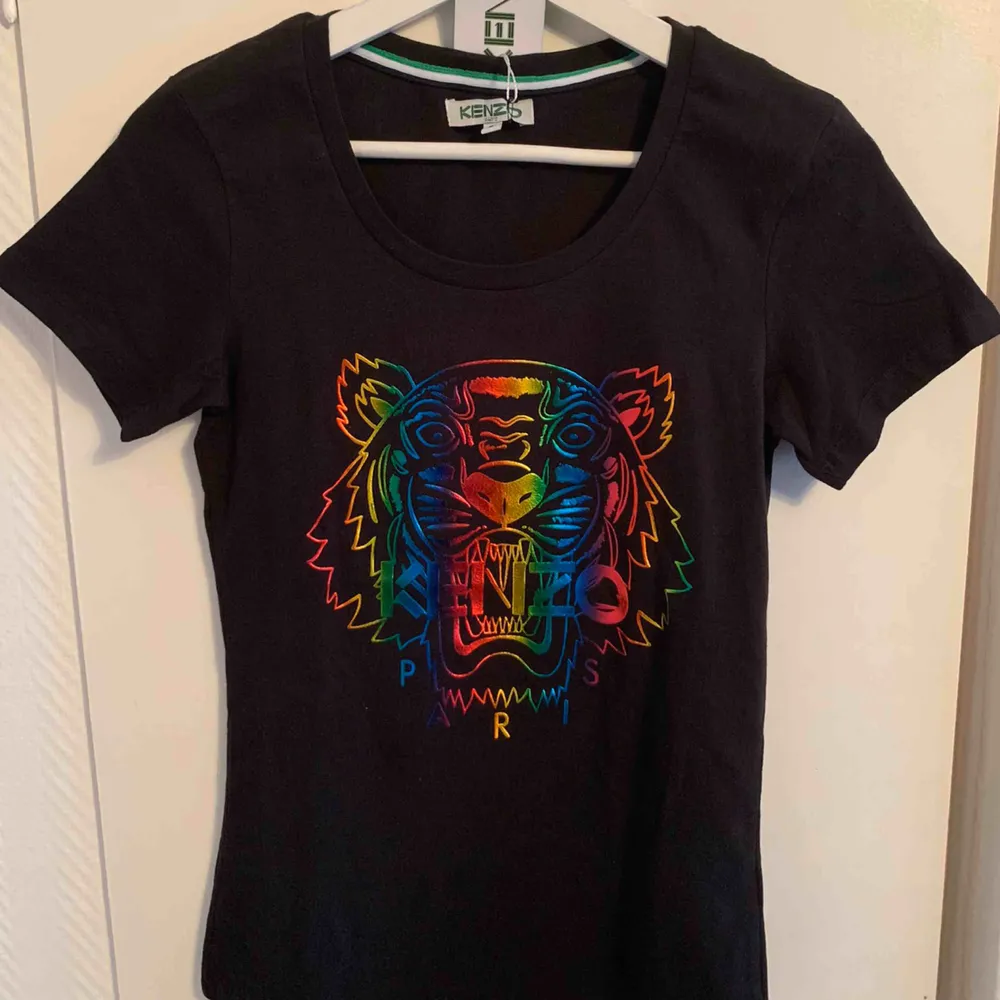 Oanvänd KENZO T-shirt för tjejer.  Storlek S  —— OBS: KÖPAREN STÅ FÖR FRAKTEN! - Frakt med spårnummer kostar 63kr . T-shirts.