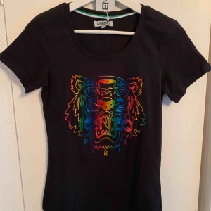  - Oanvänd KENZO T-shirt för tjejer.  Storlek S  —— OBS: KÖPAREN STÅ FÖR FRAKTEN! - Frakt med spårnummer kostar 63kr 