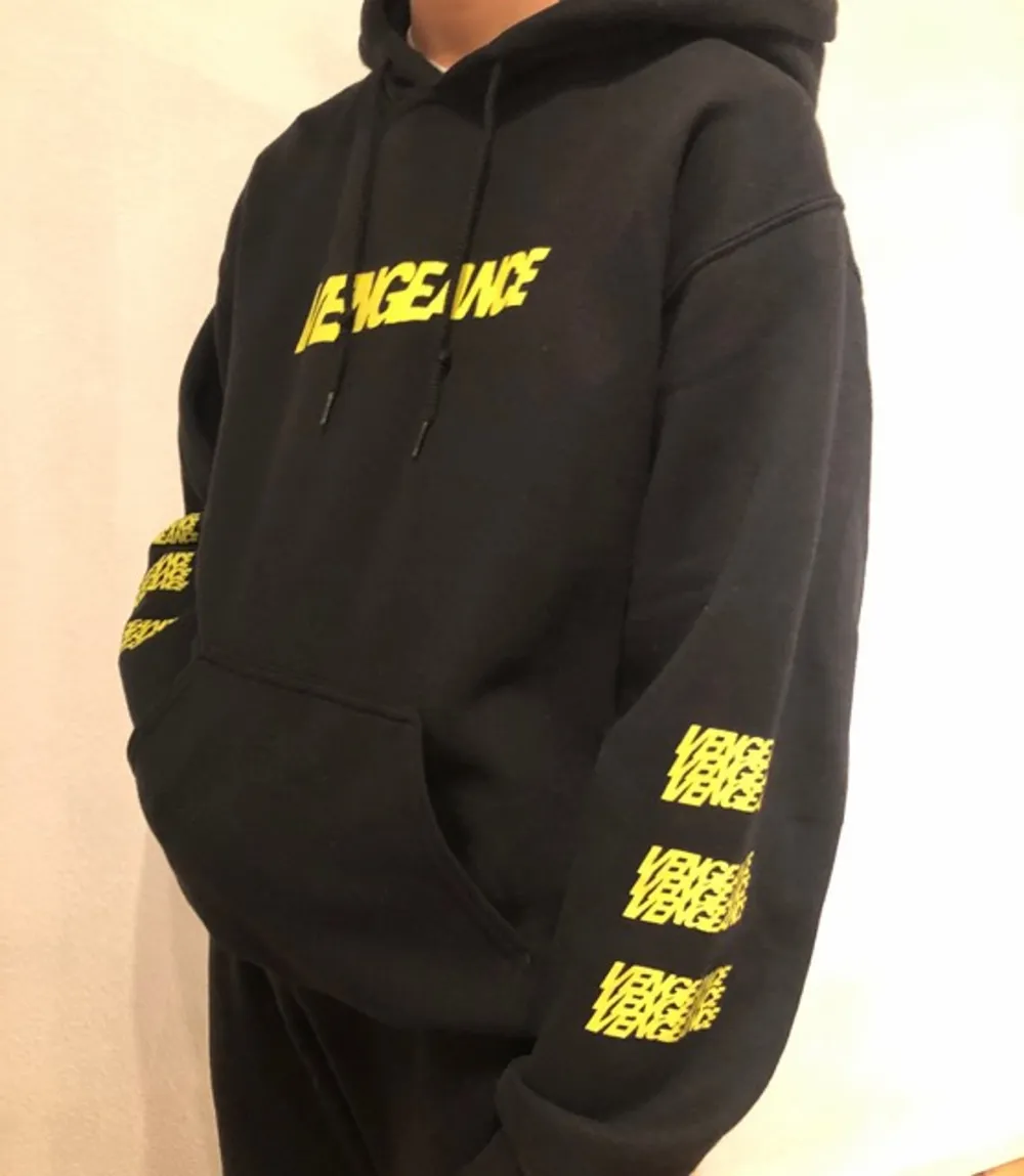 Hoodie köpt från en Denzel curry konsert för 500 kr. Hoodien har inte använts så mycket. På andra bilden kan ni se hur passformen är, hoodien är storlek S och jag brukar ha på mig XS. Säljer p.g.a att luvan är lite för stor för mig.. Hoodies.