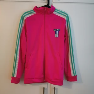 Unik Adidas tröja  - Stl 44, i mycket fint skick! 