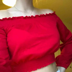  - Väldigt söt off-shoulder top. Gör ont att sälja då jag gillar den väldigt mycket men det är för liten för mig. Priset kan diskuteras vid snabb affär:)