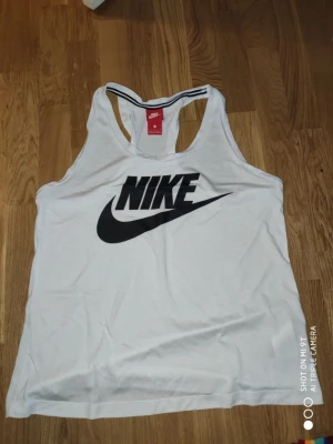 Nike storlek L - NIKE storlek L