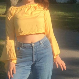 Gul 70tals milkamaid-dig tröja  - Vintage Gul långärmad crop top med bell sleeves