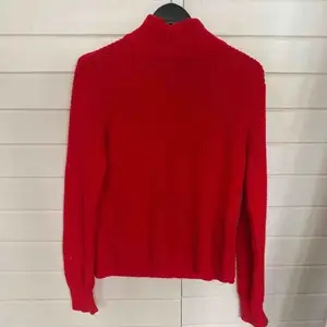 Röd stickad tröja från NA-KD. Bra skick! Köparen står för frakt :)