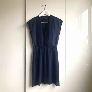 > INKL FRAKT <  Skynda och fynda för denna är din för 100kr. En fin mörkblå klänning från H&M. Storlek 34.