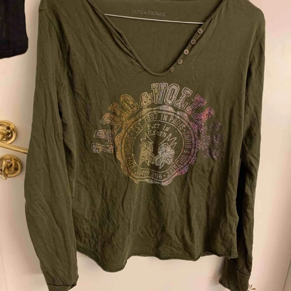 Säljer min militärgröna Zadig Voltaire tröja. Aldrig använd så i mkt fint skick. Säljer pga fel storlek. Köparen står för frakten. Tröjor & Koftor.