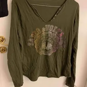 Säljer min militärgröna Zadig Voltaire tröja. Aldrig använd så i mkt fint skick. Säljer pga fel storlek. Köparen står för frakten