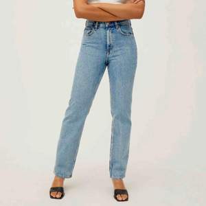 Populära Voyage jeans från weekday i en ljus blå färg, använda bara två gånger. Säljer dessa underbara jeans då de är för korta för mig. Hög midja, snygg slitning i ekologisk bomull. Midja: 25, längd: 28.