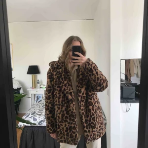  - Jacka i fuskpäls från Boohoo, välanvänd men i mycket gott skick! Perfekt vinter/vår jacka👼