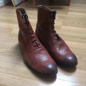  - Boots från Filippa K i gott skick. Behöver lite ny kräm för att skina. Nypris över 2000kr