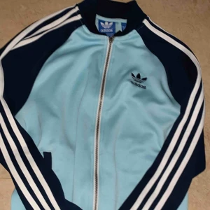  - Äkta adidas tröja köpt på adidas store  Unisex  Använd 3 gånger  Köpare står för frakt 