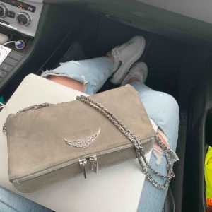  - Säljer min fina Zadig & Voltaire väska. Det är den ”stora storleken”  Grå mocka Kan fraktas eller mötas i Helsingborg 