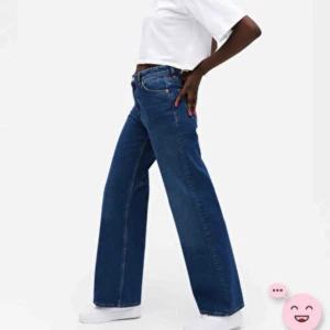 - säljer dessa snygga vida jeans från Monki i modellen YOKO / det är storlek 27 men har sytt upp dom så dom passar typ runt vid 160 cm både kortare och längre 