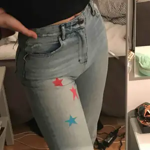 Skitsnygga, unika vintagejeans från NEUW. De är i storlek 38 men kan eventuellt fungera som en 36. Har själv målat stjärnorna:) säljer pågrund av att dem är för små.