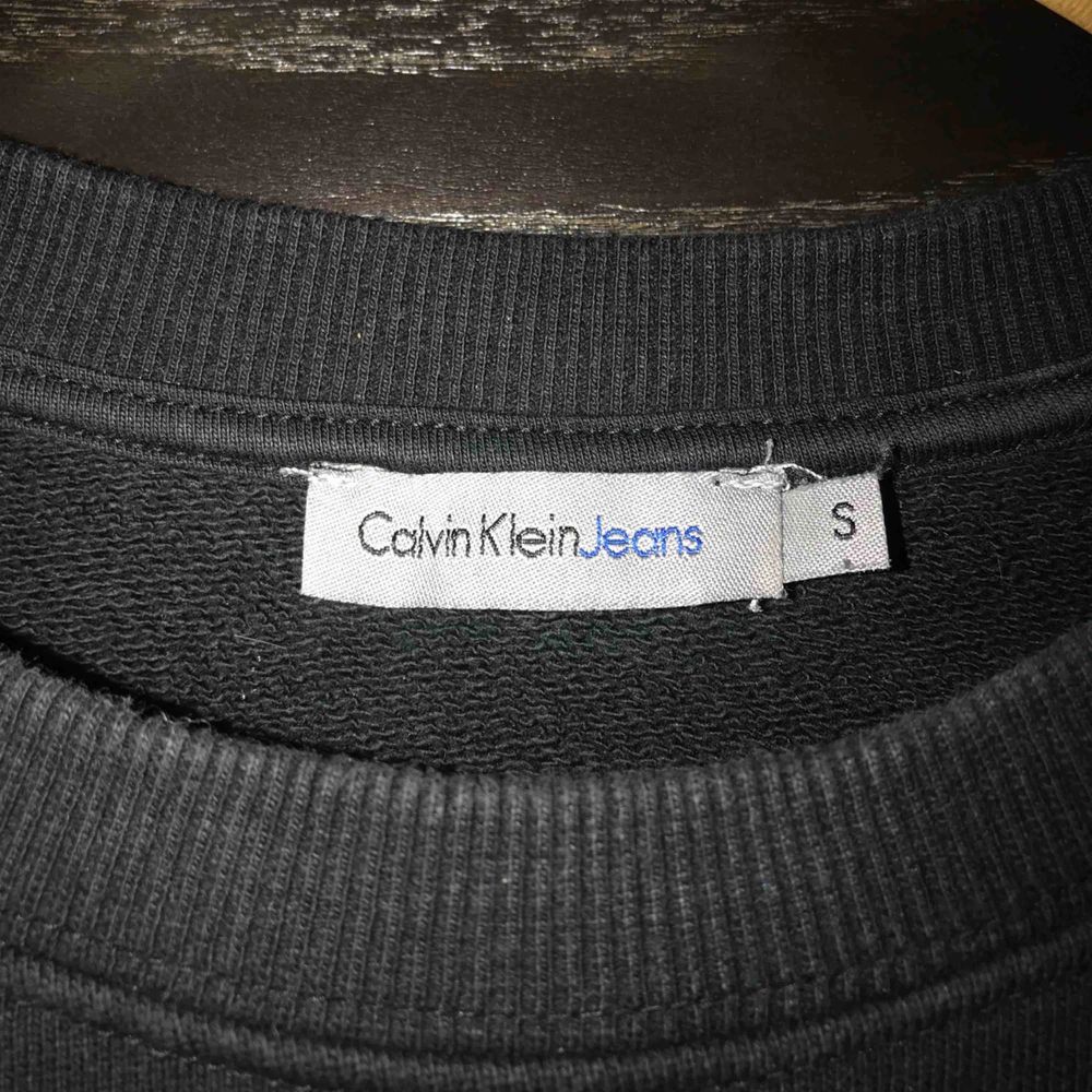 Svart Calvin Klein sweatshirt säljes då den tyvärr inte kommer till användning!:( Frakt på 66 kr tillkommer💓. Huvtröjor & Träningströjor.