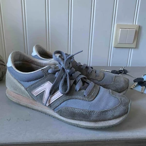  - Ett par New Balance skor i använt skick. Är inte tvättade men kan tvättas innan. Frakt ingår i priset🥰