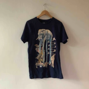  - Flummigt tryck från Dedicated - Kan hämtas i Uppsala eller skickas mot fraktkostnad 