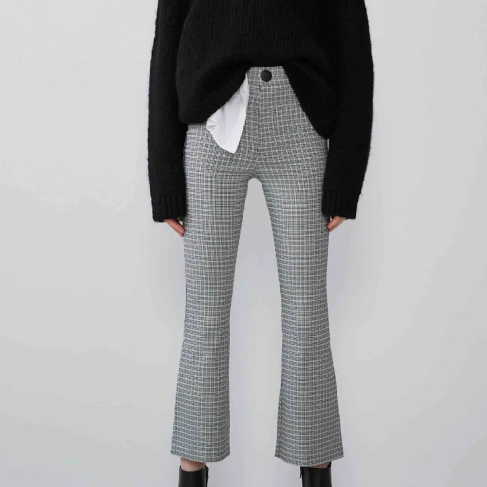 Säljer dessa rutiga kickflare byxorna på bilden! Från Zara Aldrig använda så i toppenskick!! Fraktar eller möts upp i centrala Stockholm🪐🪐 . Jeans & Byxor.