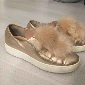  - Mina skit snygga steve madden skor. Bra skick använda ett fåtal gånger. Otroligt sköna. Kontakta vid intresse💘💘💘