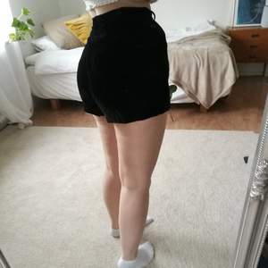 Supermysiga shorts från Weekday. Sitter tight i midjab och passar även för större höfter. Tveka inte att höra av dig vid frågor!💕 (Frakt ingår ej i priset)