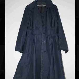  - Rohdi Heintz marinblåkappa, inköpt på vintage affär.  Den har en väldigt trevlig och markerad midja, kan visa bild för den som är intresserad! 