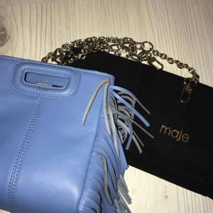  - Säljer min lilla blå maje väska. Använd fåtal gånger så i bra skick Köpt i somras för 2200 kr  Dustbag + båda kedjorna tillkommer