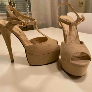  - Beige klacksko 12 cm klack med platå 