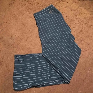  - Ett par kostymbyxor från STOCKH LM, dem är mörkgröna och jätte snygga måste jag säga, säljer dem pga att det inte kommer till användning :( skriv för intresse 🤩