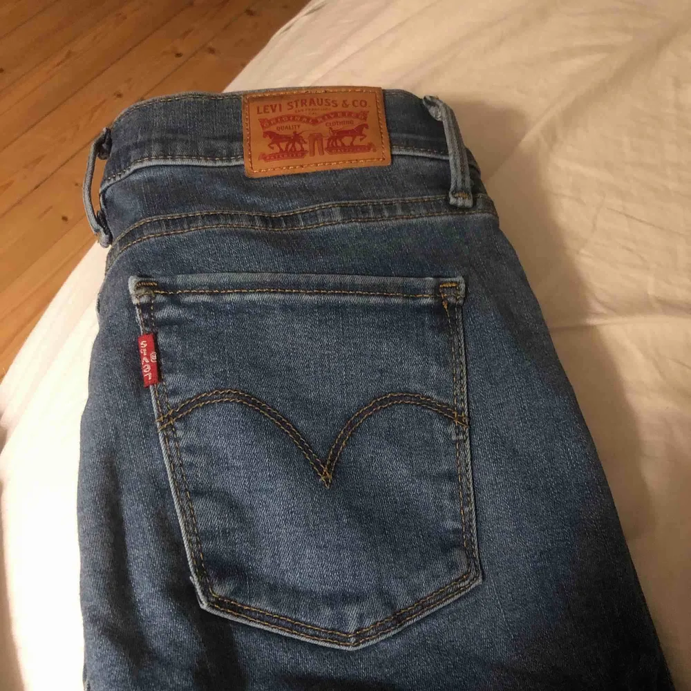Säljer ett par snygga Levis jeans i modellen 710 super skinny, använda endast få gånger! Frakt tillkommer. Jeans & Byxor.