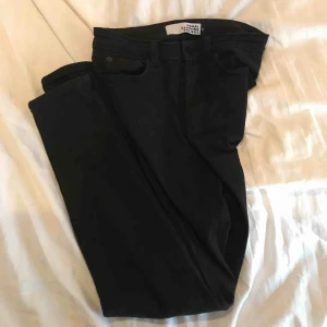  -  Storlek 34 Midjemått cm: 73 Innerbenslängd cm: 76 Tyg: twill, stretch Passform: hög midja, smalpassform   Inköpta hösten 2019, sparsamt