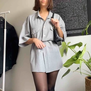  - Grå oversize skjorta. Fin både öppen och som klänning! 